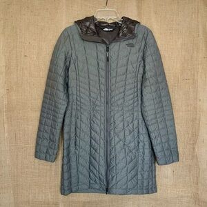 THE NORTH FACE Women’s Thermoball Puffer Jacket / Coat Falls Below Hips Gray M